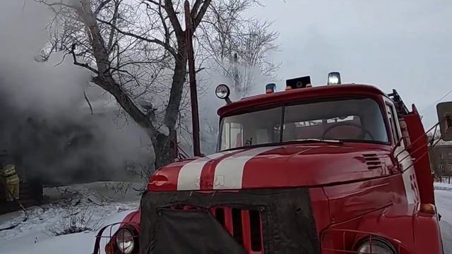 Горит здание старой терапии в Крутихе. смотреть онлайн