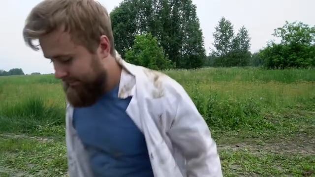 КАК ВЫБРАТЬСЯ ИЗ ГЛУБОКОЙ ЯМЫ НЕ ИМЕЯ НИ ЧЕГО ПОД РУКОЙ ЯМЯ ГЛУБИНОЙ В 4 МЕТРА мамикс! смотреть онлайн