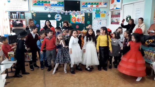 Dance monkey. Поёт Калыкова Лаура. Новый год в школе. смотреть онлайн