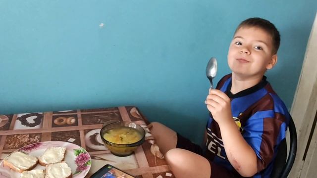 Прогулка с мопсом Какосом .Дети едят суп.