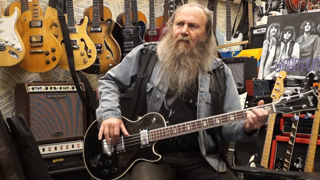 Vintage Bass Time in der Hermanstrasse, Alwin hat einen Ibanez Les Paul Bass in der Hand смотреть онлайн