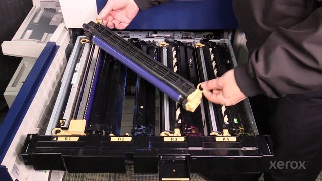 Xerox® Color 550 560 570® Replacing a Drum Cartridge смотреть онлайн