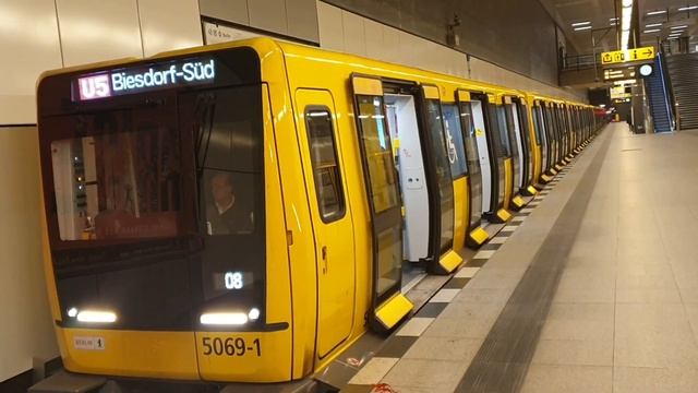 U-Bahn Berlin|Züge am Bahnhof Hauptbahnhof [U5] смотреть онлайн