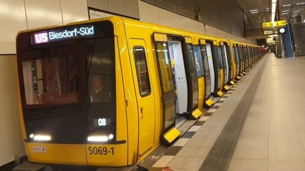 U-Bahn Berlin|Züge am Bahnhof Hauptbahnhof [U5]