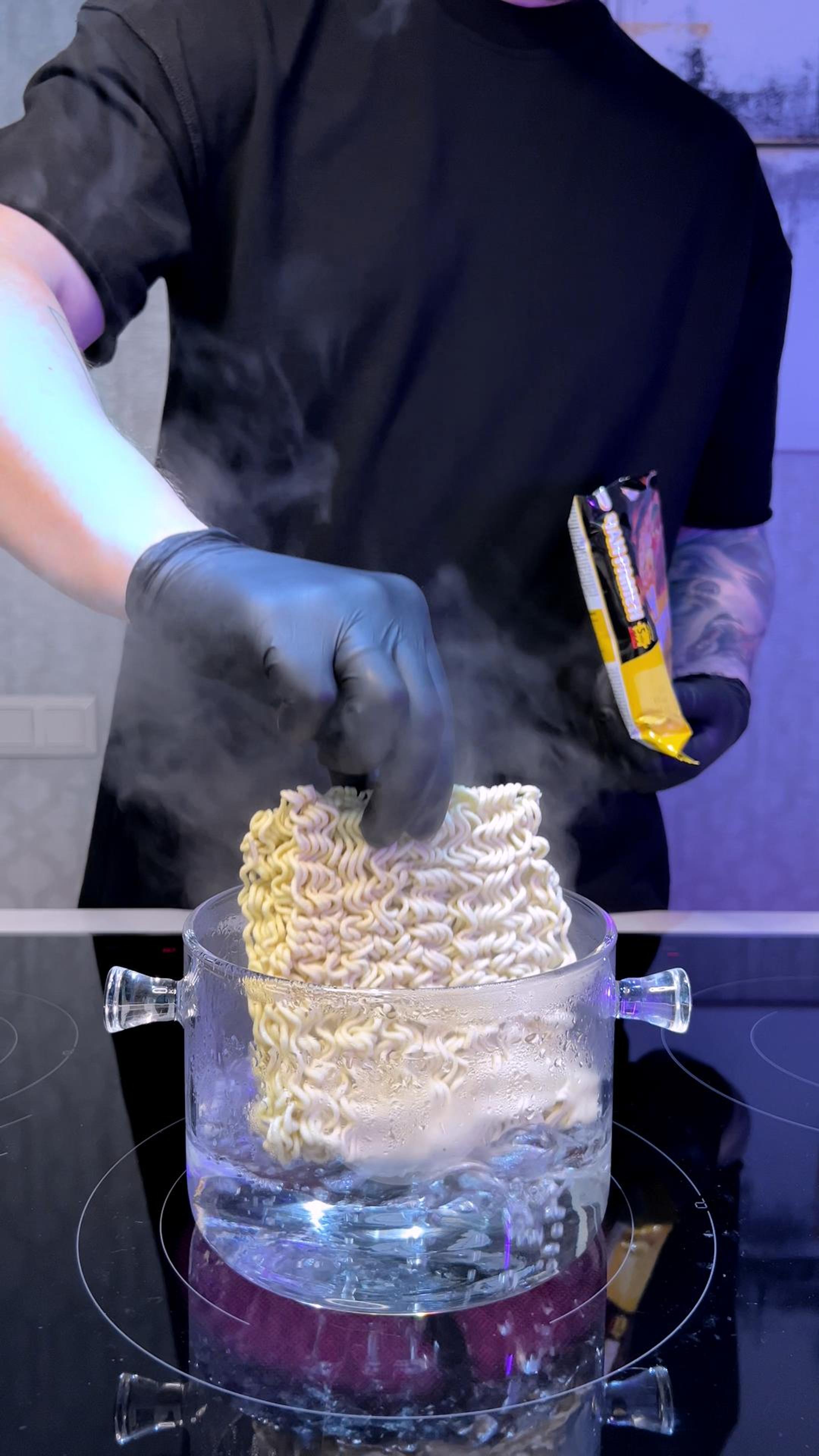 Рамен с чесночным маслом ASMR #shorts смотреть онлайн