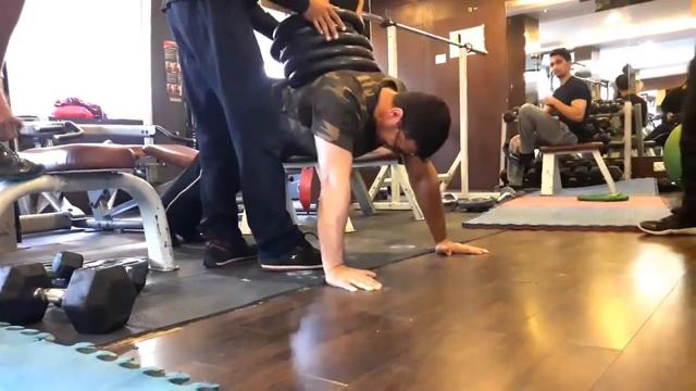 85 KG Weighted Push Up x 1 Rep, 75 KG Weighted Push up X 4 Reps смотреть онлайн