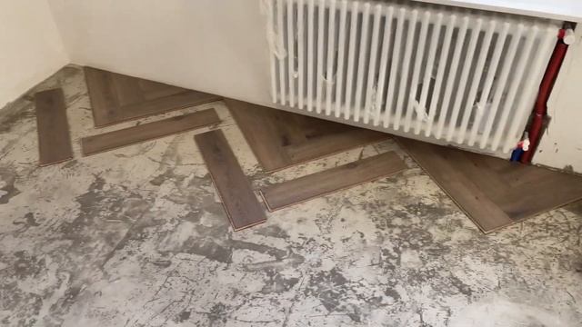 Укладка ламината елочкой БЕЗ СКРИПА (Kronotex Herringbone) на клей