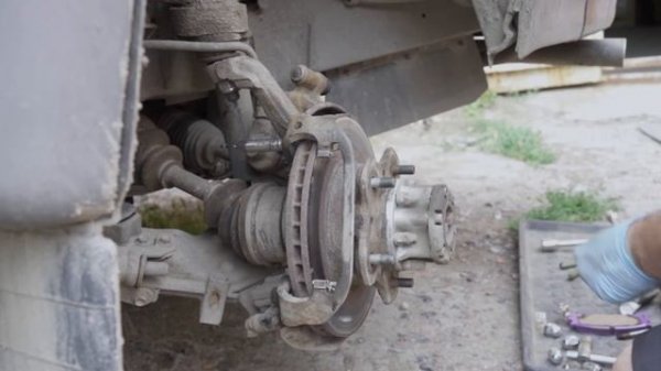 Замена передних колодок на Toyota Master Ace Surf