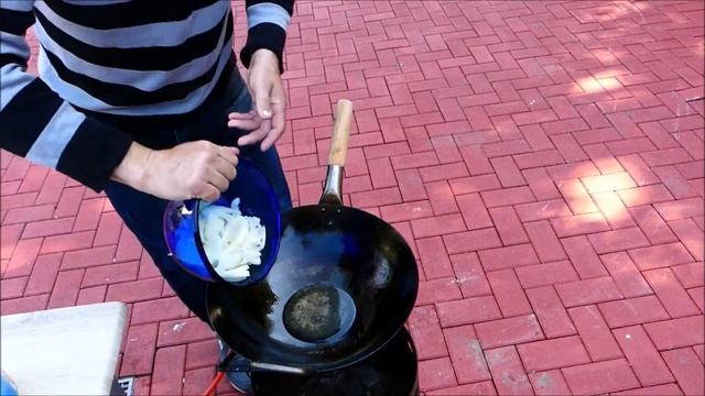 ПЕЧЕНКА С ЖАРЕННОЙ КАРТОШКОЙ В КИТАЙСКОЙ СКОВОРОДКЕ ВОК. смотреть онлайн