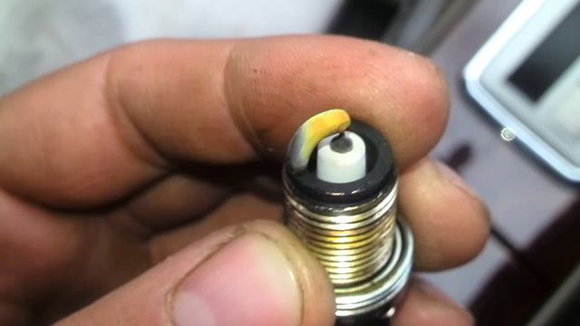 Выкручиваем свечу Denso IK 16 после пробега 7000 км Toyota Premio смотреть онлайн