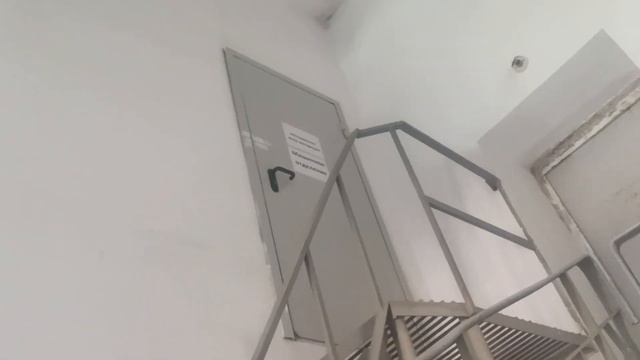 Осматриваю подъезд Октябрьское Шоссе 36/2, подъезд 3 смотреть онлайн