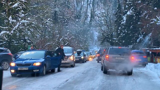 Озеро Рица зимой 2022 - потрясающие виды и опасная дорога | Абхазия смотреть онлайн