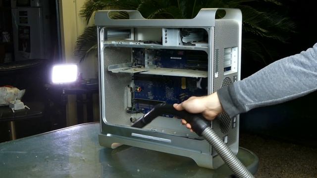 Using The Original 'Cheese Grater' Power Mac G5!
