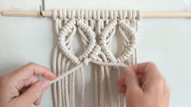 Christmas tree or wall hanging? DIY macrame tutorial, one knot wall hanging, intermediate pattern смотреть онлайн