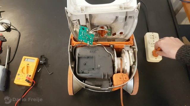 Desarmando aspiradora Philips SmallStar y trabando acelerador a fondo :) смотреть онлайн