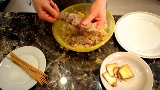 Шашлык в духовке из свинины. Шашлычки на шпажках. Мясо в духовке как шашлык. смотреть онлайн
