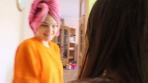 VLOG Настя и Катя поют. Алису не оторвать от Малышариков