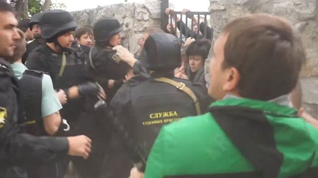 Сотрудники службы судебных приставов берут приступом таунхаусы. Саратов