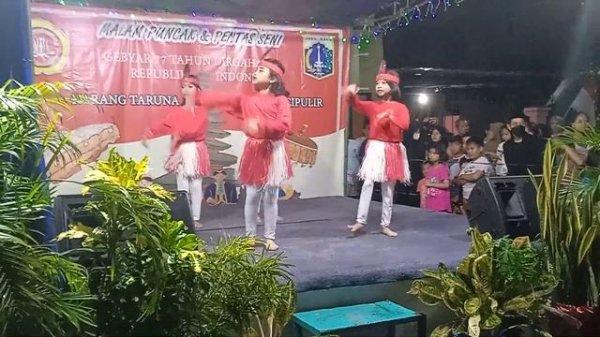 Para Pelajar Pancasila dancer 17