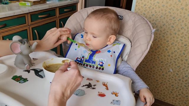 Как я учу Матвея кушать самостоятельно/ обед малыша 1 год/учимся кушать сами смотреть онлайн