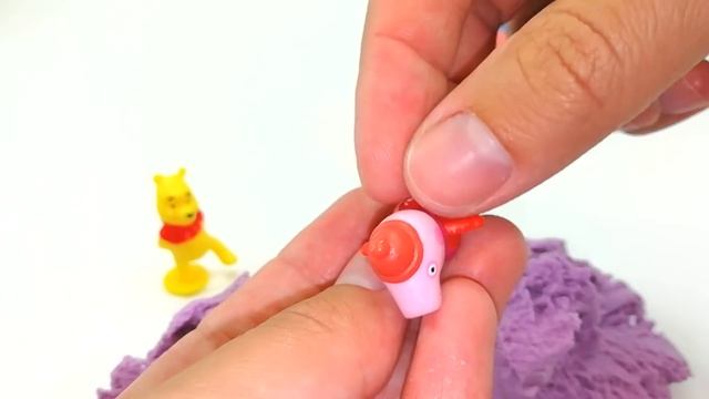 ПОЕЗД с сюрпризом. КИНЕТИЧЕСКИЙ ПЛАСТИЛИН. УЧИМ ЦВЕТА. ИГРУШКИ СВИНКА ПЕППА ВИННИ ПУХ ГЕРОИ В МАСКА смотреть онлайн