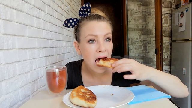 Мукбанг Жареные пирожки //купила вишню ? смотреть онлайн