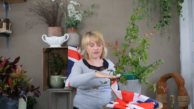 Lets Celebrate the Jubilee - FLORISTRY/FLOWER ARRANGING - HOW TO ARRANGE FLOWERS IN FOAM смотреть онлайн