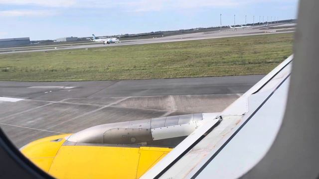 Airbus A320 - BER Berlin  ( Vueling )  Taxi & Takeoff