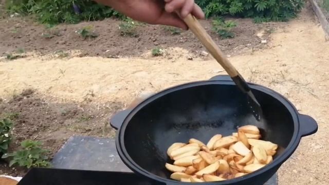 Скумбрия горячего копчения.Золотистая картошка в казане смотреть онлайн