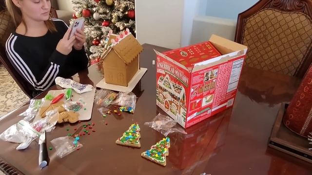 СТРОИМ ДОМИК РОЖДЕСТВЕНСКИЙ /GINGERBREAD HOUSE смотреть онлайн