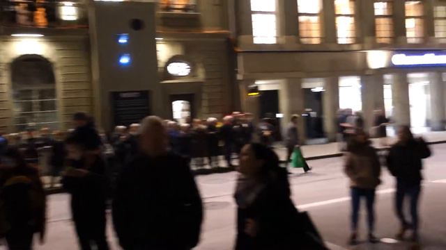 BERN, Бундесплац (Bundesplatz) в ожидании лазерного шоу смотреть онлайн