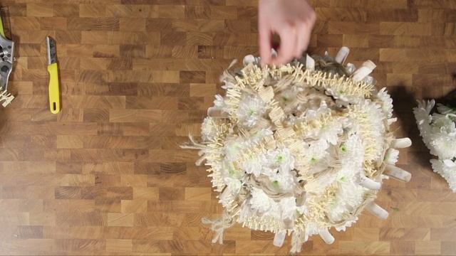 How to make an arrangement with chrysanthemum Zembla I Flower Factor tutorial I Powered by Deliflor смотреть онлайн