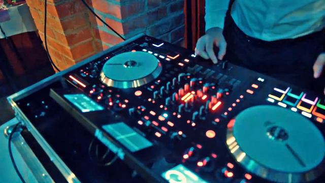 Dj iskolánk egyik végzettjének rövid latin performansza ... смотреть онлайн
