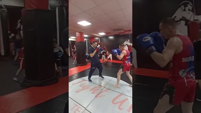 Четкая работа на лапах. #бокс #школабокса #boxing #boxingtraining #boxingworkout смотреть онлайн
