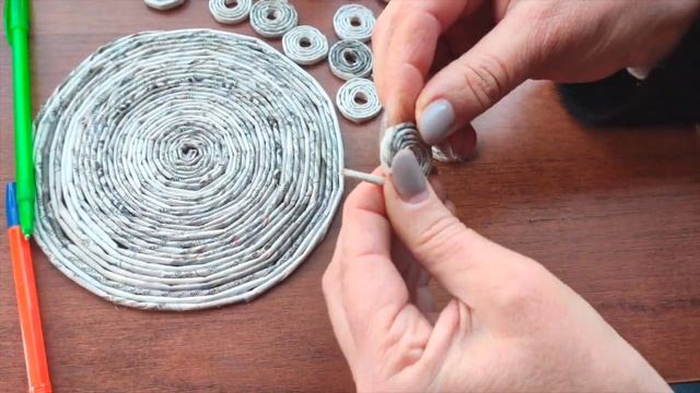 Мастер класс по изготовлению корзины из газетных трубочек. Все очень просто смотреть онлайн