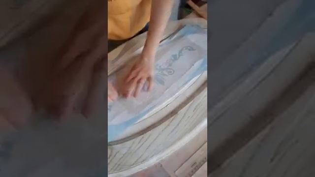 Декор межкомнатных дверей жидкой поталью по трафарету на самоклейке от Арт-студии 