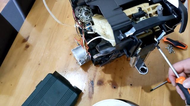 Pulizia profonda macchina da caffè DeLonghi magnifica S Decalcificazione manuale - Espresso смотреть онлайн