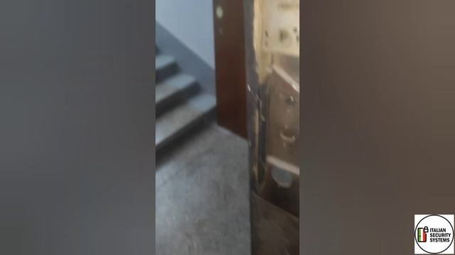 Замена замка входной двери в Москве на Арбате. Установка итальянского замка Моттура мастером. Обзор смотреть онлайн