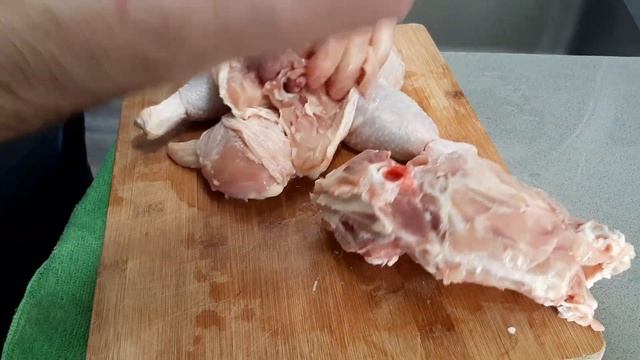 Как легко и быстро очистить курицу от костей для куринного рулета или фаршированной курицы. смотреть онлайн