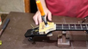 Склейка головы грифа не самая простая