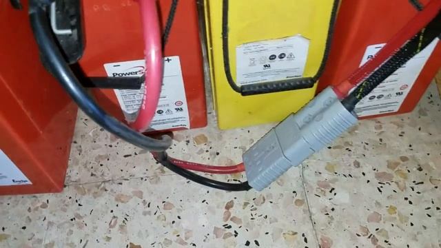 XS Power charger adding a volt meter & a extra cooling Fan. смотреть онлайн