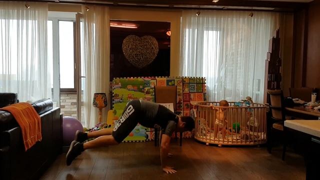 Я с помощью дочки и мамы делаю берпи смотреть онлайн