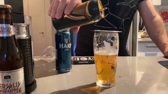 Как сделать half-half трюк с пивом Guinness и Harp смотреть онлайн