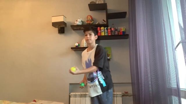 Как научиться ЖОНГЛИРОВАТЬ двумя мячами, в одной руке???