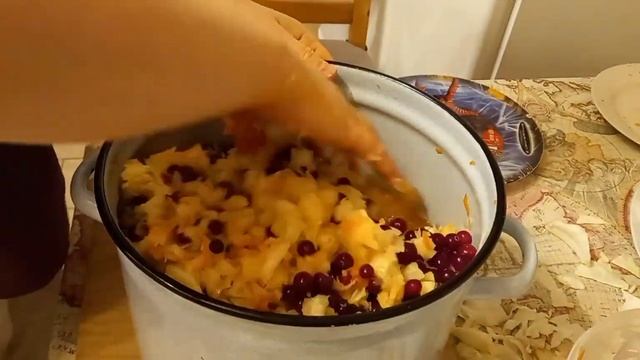 Капуста квашеная с морковью, тмином, клюквой смотреть онлайн
