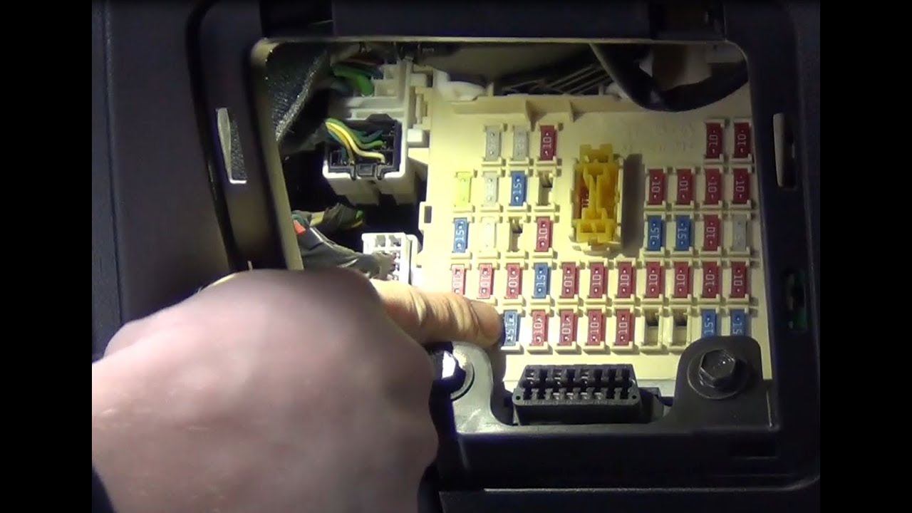 Замена предохранителя №3 прикуривытеля в Hyndai Solaris смотреть онлайн