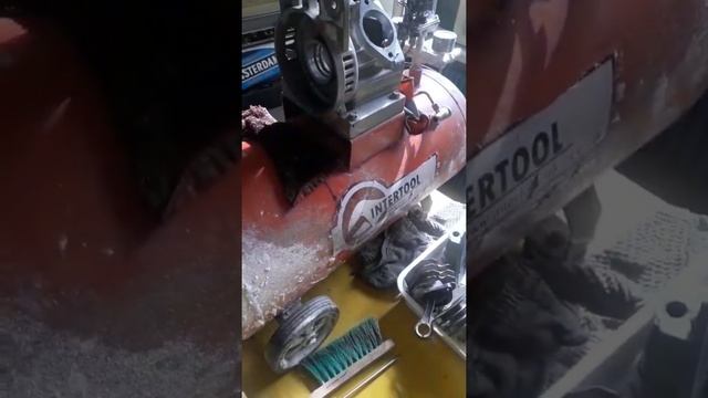 Компрессор. Течёт масло