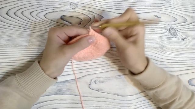 Вязанная шапочка крючком. Красивое рельефное вязание крючком. смотреть онлайн