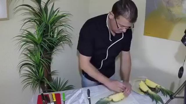 Такого вы точно не видели как эффектно разрезать и подать на стол ананас смотреть онлайн
