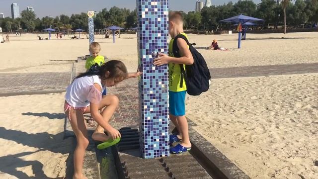 Дубай - пляж ? дети пробуют смыть с ног песок))) смотреть онлайн